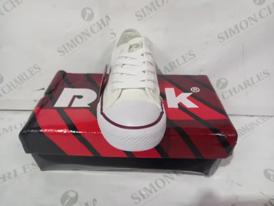 BOXED PAIR OF DEK CANVAS SHOES IN WHITE UK SIZE 4