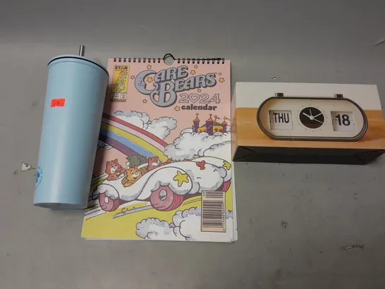 APPROXIMATELY 15 ASSORTED ITEMS TO INCLUDE FLIP CLOCK, CAREBEAR CALENDAR, SMOOTHIEBOTTLE, ETC