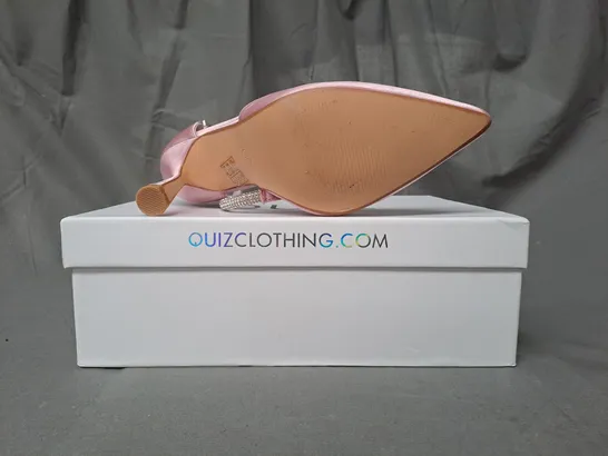 BOXED PAIR OF QUIZ POINTED TOE HEELED SHOES IN PINK W. JEWEL HEART DETAIL SIZE 4