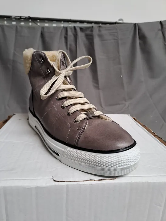 BOXED MODA DUSTY TORPE/CRÈME HIGHTOP SHOES - SIZE 6