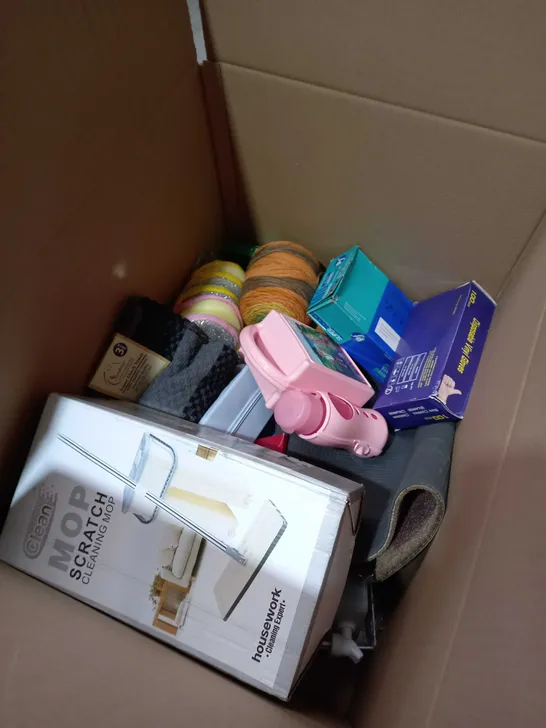 BOX OF ASSORTED ITEMS APPROXIMATELY 15 TO INCLUDE LUNCHBOX, CLEANING MOP, VINYL GLOVES ETC