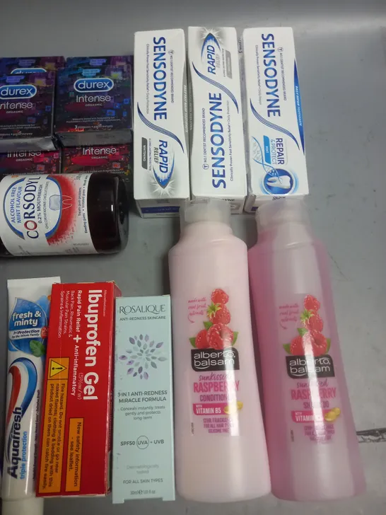 LOT OF APPROXIMATELY 20 ASSORTED HEALTH AND BEAUTY ITEMS TO INCLUDE SESONDFYNE TOOTHPASTE, INBUPROFEN SOAP AND NAIL FUNGUS TREATMENT