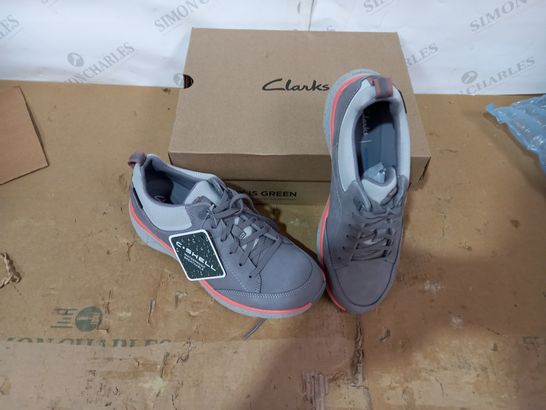 BOXED PAIR OF CLARKS SIZE 5.5D