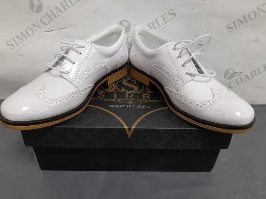 BOXED PAIR OF SIRRI LACE UP SHOES IN WHITE UK SIZE 2.5