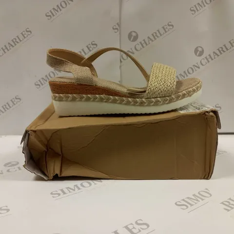 BOXED PAIR OF UNBRANDED WEDGE SANDALS UK SIZE 5,5 