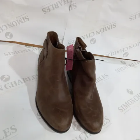 CLARKS BROWN BOOTS SIZE 4