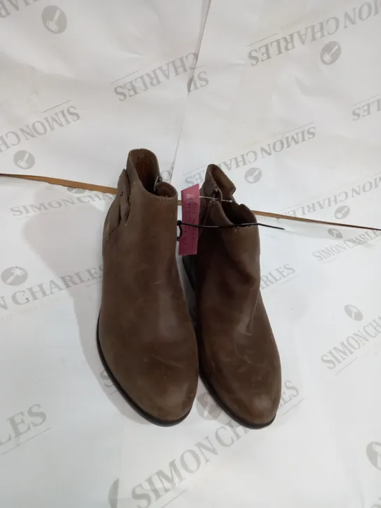 CLARKS BROWN BOOTS SIZE 4