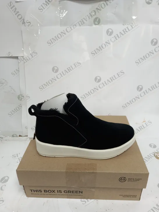 CLARKS LAYTON TRAINER SIZE 5