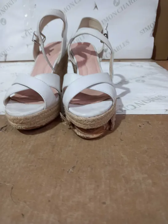 LADIES WHITE WEDGE SANDAL SIZE5