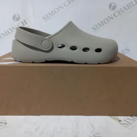 BOXED PAIR OF ZARA CHILDRENS CLOGS IN GREY UK SIZE 13