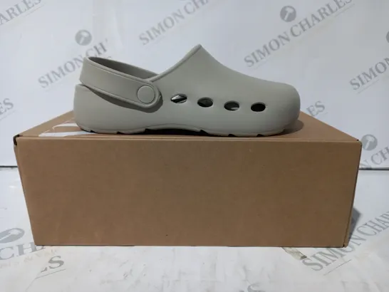 BOXED PAIR OF ZARA CHILDRENS CLOGS IN GREY UK SIZE 13