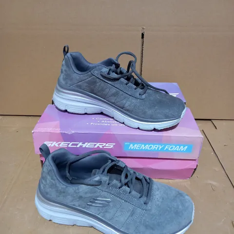 BOXED PAIR OF SKECHERS FASHION FIT LACE UP TRAINER CHARCOAL - SIZE 4.5