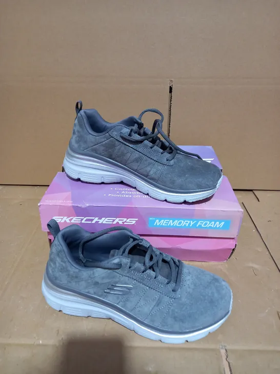 BOXED PAIR OF SKECHERS FASHION FIT LACE UP TRAINER CHARCOAL - SIZE 4.5