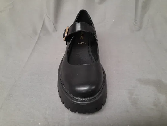 BOXED PAIR OF SCHUH LUCILLE CHUNKY MARY JANE SHOES IN BLACK UK SIZE 8