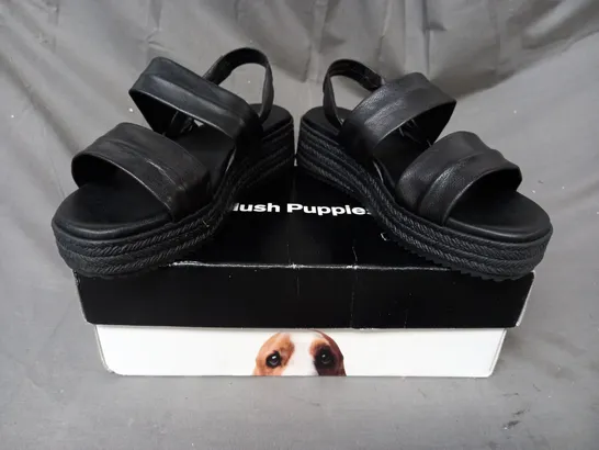 BOXED PAIR OF HUSH PUPPIES OPEN TOE WEDGE SANDALS IN BLACK UK SIZE 6