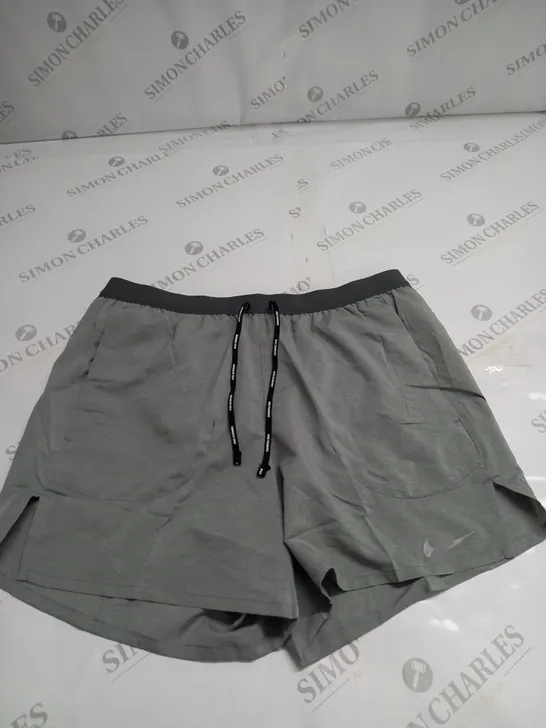 NIKE LOGO STANDARD SHORTS SIZE M