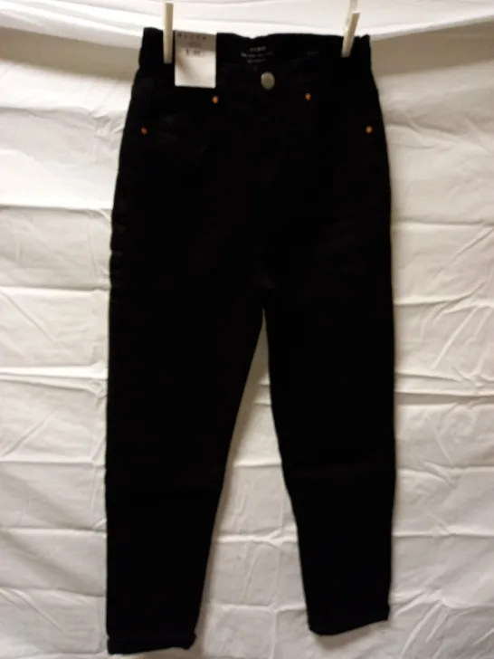 BOX OF APPROX 25 BRAND NEW COTTON:ON STRETCH MOM JEANS - BLACK SIZE AUS 6