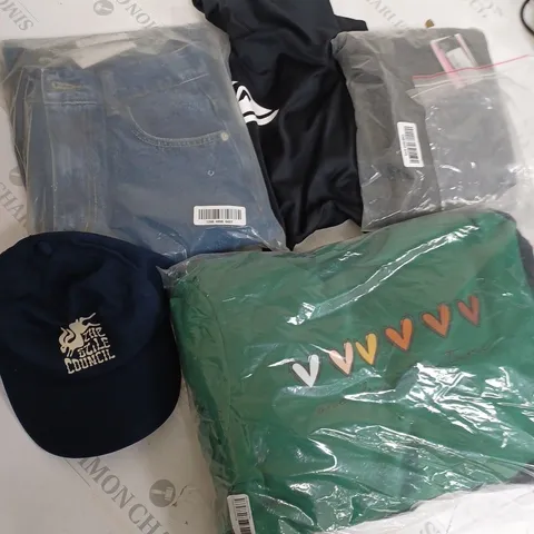 BOX OF APPROXIMATELY 15 ASSORTED ITEMS TO INCUDE QUICKSILVER TOP, BEECHFIELD HAT, PLT JEANS ETC