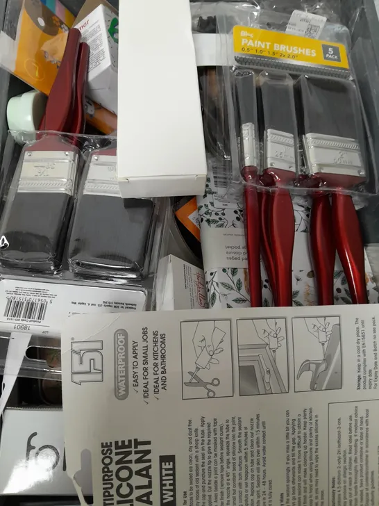 BOX OF APPROXIMATELY 15 ASSORTED ITEMS TO INCLUDE - PAINT BRUSHES, PLACEMATS, JOURNAL ETC