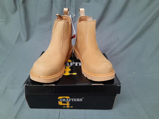 BOXED PAIR OF GRAFTERS SLIP ON BOOTS IN TAN SIZE UK 9