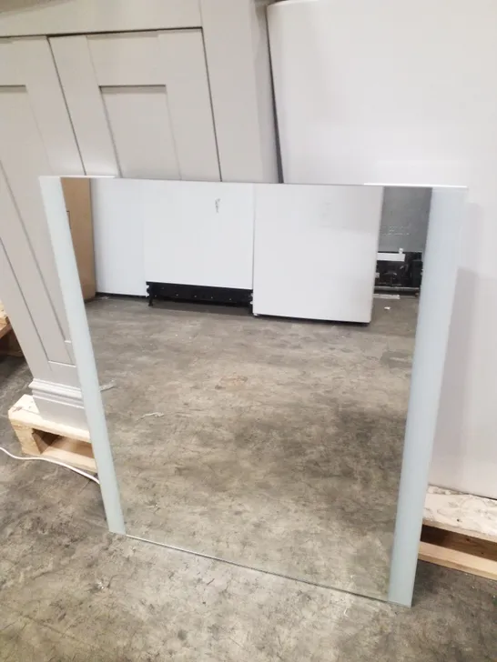 BRAND NEW BATHROOM MIRROR WITH LED LIGHTS - 600×720MM