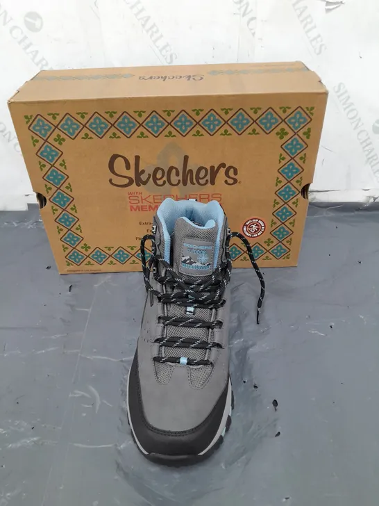 SKECHERS MEMORY FOAM SIZE 7 GREY/BLUE WALKING BOOTS 