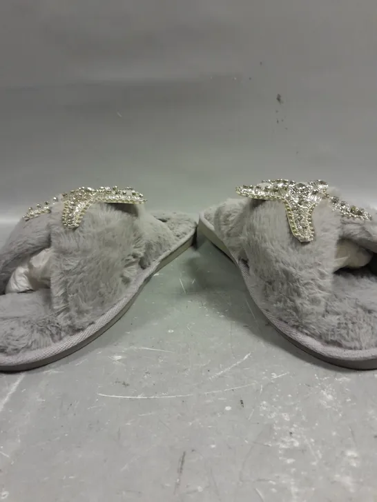 PAIR OF LAINES LONDON FLUFFY SLIPPERS IN GREY - XL