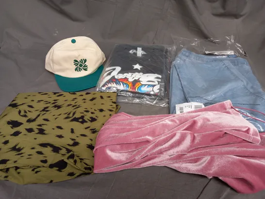 BOX OF APPROXIMATELY 25 ASSORTED CLOTHING ITEMS TO INCLUDE - HAT , DRESS , T-SHIRT ETC