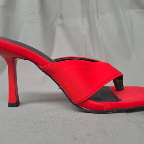 BOXED PAIR OF DESIGNER HEELED TOE-POST SANDALS IN RED EU SIZE 41