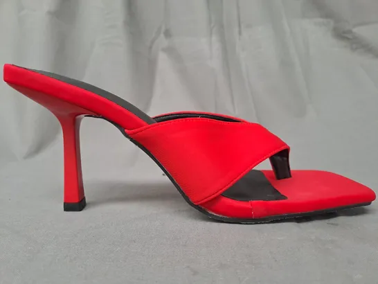 BOXED PAIR OF DESIGNER HEELED TOE-POST SANDALS IN RED EU SIZE 41