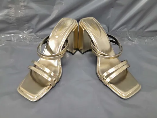 BOXED PAIR OF PRETTY LITTLE THING OPEN TOE HIGH BLOCK HEEL SANDALS IN METALLIC GOLD SIZE 5