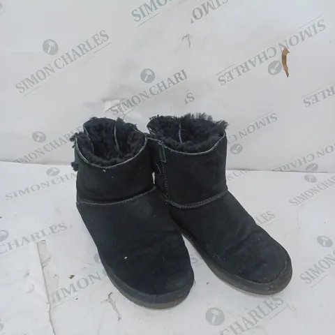 UNBOXED PAIR OF BONOVA SHEEPSKIN BOOTS IN BLACK SIZE 5