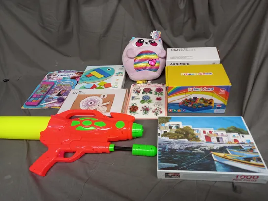 LARGE QAUNTIITY OF ASSORTED TOYS AND GAMES TO INCLUDE TEDDIES, JIGSAWS AND WATERGUN