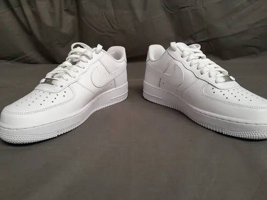 BOXED PAIR OF NIKE AIR FORCE 1 '07 WHITE TRIANERS SIZE UK 7