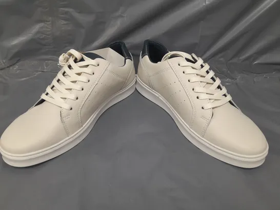 PAIR OF HUSH PUPPIES SHOES IN OFF WHITE/NAVY UK SIZE 6