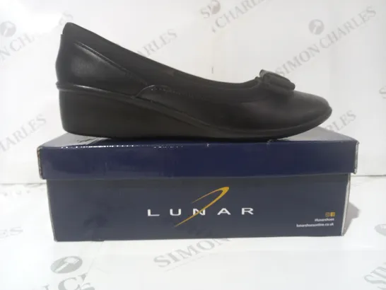 BOXED PAIR OF LUNAR SLIP-ON LOW WEDGE SHOES IN BLACK W. BOW DETAIL UK SIZE 8