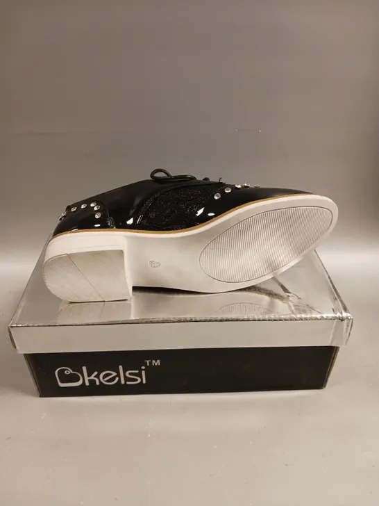 BOXED PAIR OF KELSI LACED SEQUINED SHOES IN BLACK - 3