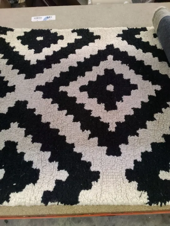 DRUBIN HAND TUFTED WOOL BLACK RUG 2'X3'