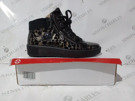 BOXED PAIR OF RIEKER FLEECE LINING BLACK PATENT/BRONZE SIDE ZIP TRAINER BOOTS IN BLACK UK SIZE 5