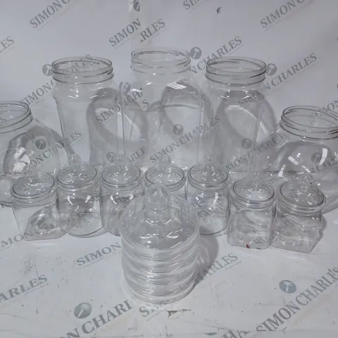 APPROXIMATELY 10 CLEAR PLASTIC FOOD CONTAINERS IN ASSORTED SIZES 