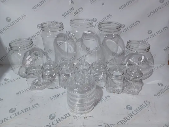 APPROXIMATELY 10 CLEAR PLASTIC FOOD CONTAINERS IN ASSORTED SIZES 