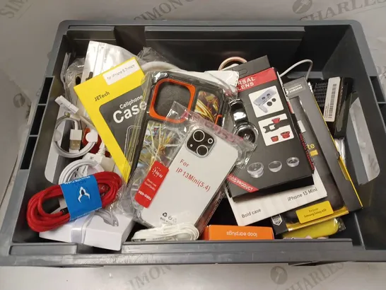 LOT OF APPROXIMATELY 20 PHONE ACCESSORIES AND ELECTRICALS TO INCLUDE GLASS SCREEN PROTECTORS, 10000MAH PORTABLE POWER BANK, USB TO LIGHTNING CONNECTOR, ETC