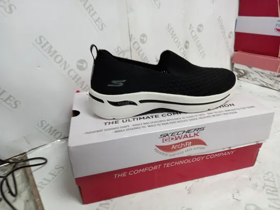 BOXED SKECHERS GO WALK ARCH FIT DELORA SLIP ON TRAINERS, BLACK - SIZE 3