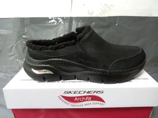 BOXED PAIR OF SKECHERS ARCHFIT SLIP ON BLACK SOFT SHOES - SIZE 7