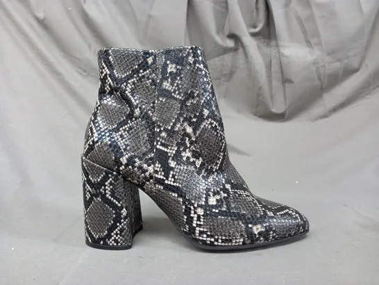 BOXED PAIR OF STEVE MADDEN ANKLE BOOTS IN GREY/OTHER SNAKE EU SIZE 41