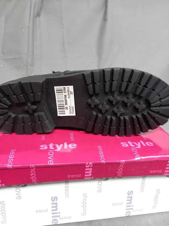 BOX OF 8 PAIRS OF BLACK CENTRO BOOTS 