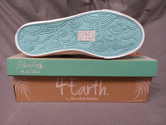 BOXED PAIR OF BLOWFISH MALIBU 4 EARTH SHOES IN GREY SIZE 7