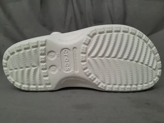 PAIR OF CROCS CLASSICS IN OFF-WHITE UK SIZE M6/W7