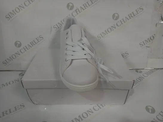 BOXED PAIR OF DESIGNER LACE UP SHOES IN WHITE EU SIZE 38