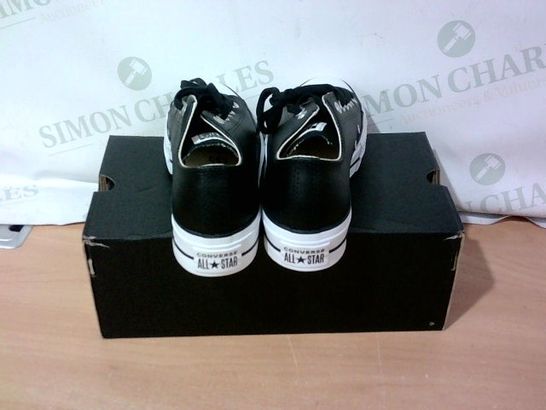 BOXED PAIR OF CONVERSE SIZE 6